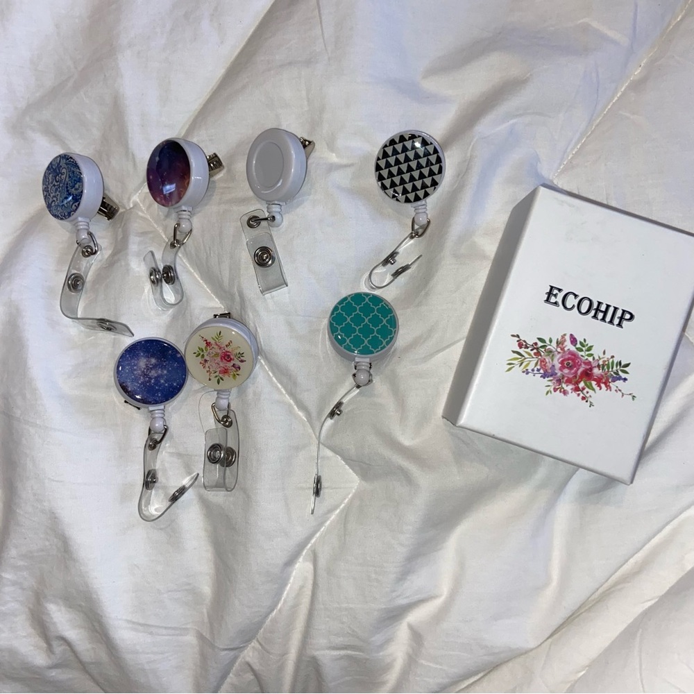☃️ 7 Retractable badge holders with snap and clip. Variety of colors!